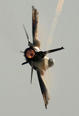 F-16C in full flow - pic by Robin